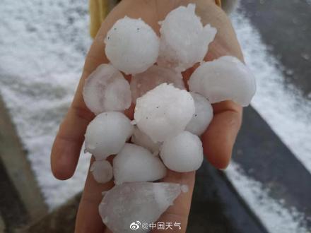 贵阳多地冰雹如下雪