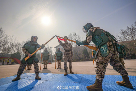 亮剑！刺杀对抗训练进行中