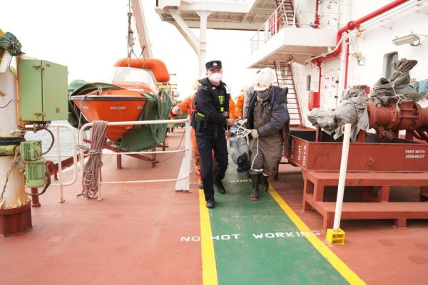 山东边检部门紧急救助外籍患病船员 山东边检部门紧急救助外籍患病船员