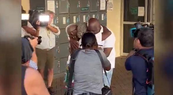 美国非裔男子蒙冤获刑400年 坐牢34年后重获自由 美国非裔男子蒙冤获刑400年 坐牢34年后重获自由