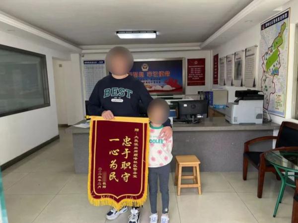 为拿回自己的玩具,6岁萌娃做了个大胆的决定…… 为拿回自己的玩具,6岁萌娃做了个大胆的决定……