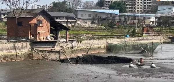 离奇!鱼塘突现神秘深坑,2万斤鱼和水一夜消失 离奇!鱼塘突现神秘深坑,2万斤鱼和水一夜消失