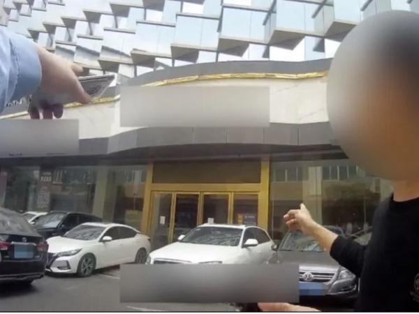 为拿回自己的玩具,6岁萌娃做了个大胆的决定…… 为拿回自己的玩具,6岁萌娃做了个大胆的决定……