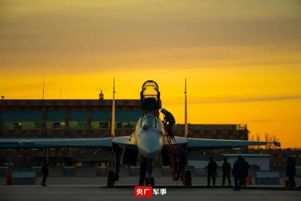 歼-16“鹰”击长空 歼-16“鹰”击长空