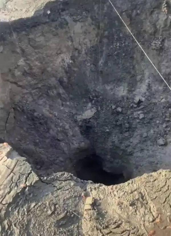 离奇!鱼塘突现神秘深坑,2万斤鱼和水一夜消失 离奇!鱼塘突现神秘深坑,2万斤鱼和水一夜消失
