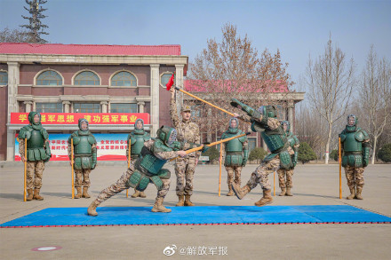 亮剑！刺杀对抗训练进行中