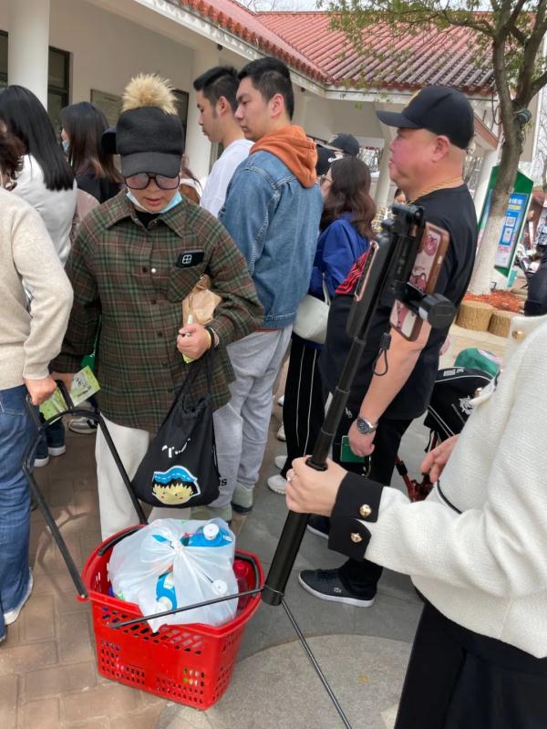 全网围观“丝巾阿姨”和“小姐姐”樱花树下抢机位?上海阿姨:我们尽量工作日来 全网围观“丝巾阿姨”和“小姐姐”樱花树下抢机位?上海阿姨:我们尽量工作日来