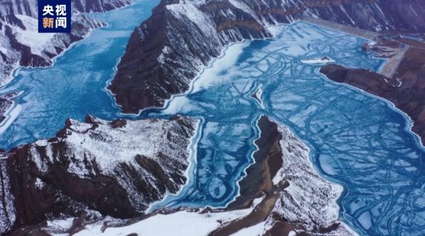 罕见!新疆肯斯瓦特湖惊现自然“海蓝之心” 罕见!新疆肯斯瓦特湖惊现自然“海蓝之心”