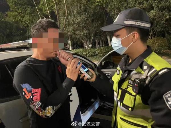 奇葩!司机5小时被逮两次,民警说:“怎么又是你!” 奇葩!司机5小时被逮两次,民警说:“怎么又是你!”