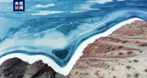 罕见!新疆肯斯瓦特湖惊现自然“海蓝之心” 罕见!新疆肯斯瓦特湖惊现自然“海蓝之心”