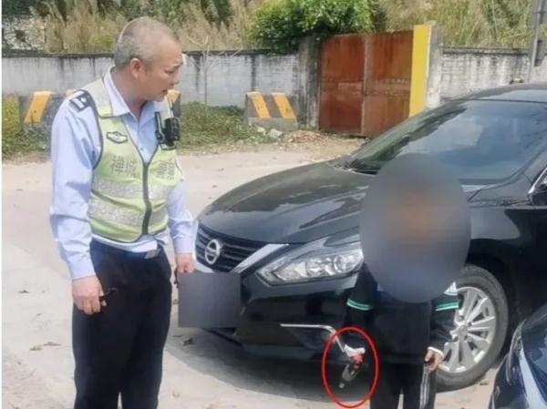 为拿回自己的玩具,6岁萌娃做了个大胆的决定…… 为拿回自己的玩具,6岁萌娃做了个大胆的决定……