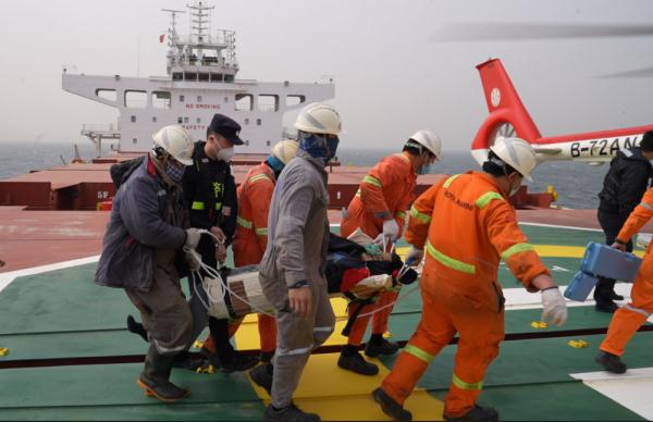 山东边检部门紧急救助外籍患病船员 山东边检部门紧急救助外籍患病船员