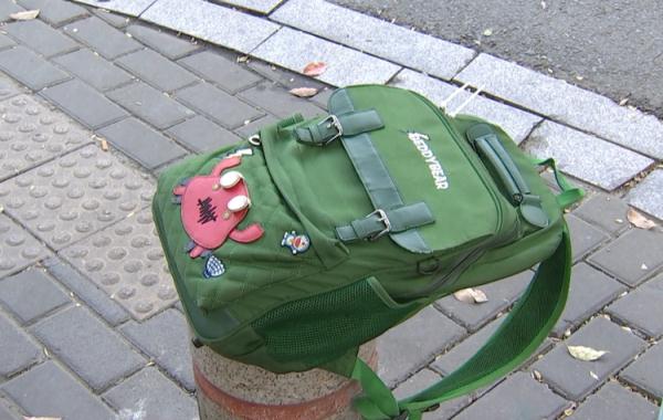 杭州一保洁大姐正在路上扫地，突然被送了一束花……一天前，她做的一件事，感人！