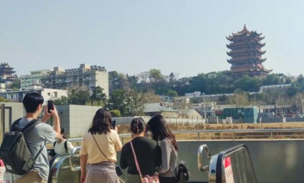 为在“封神打卡机位”拍黄鹤楼,这也太危险了! 为在“封神打卡机位”拍黄鹤楼,这也太危险了!