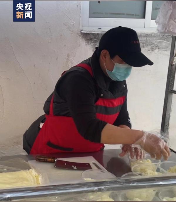 “100分凉皮”!小吃摊出了一条新店规 “100分凉皮”!小吃摊出了一条新店规