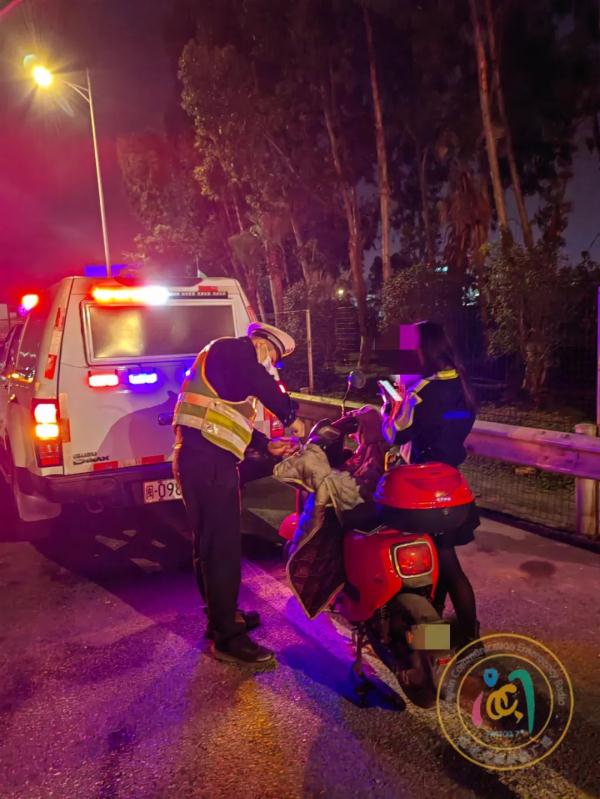 听了导航的引导,她居然将电动车骑到…… 听了导航的引导,她居然将电动车骑到……