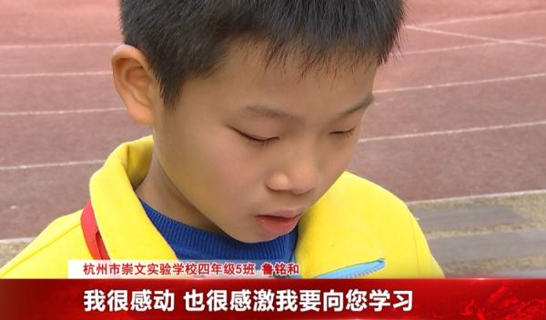 杭州一保洁大姐正在路上扫地，突然被送了一束花……一天前，她做的一件事，感人！