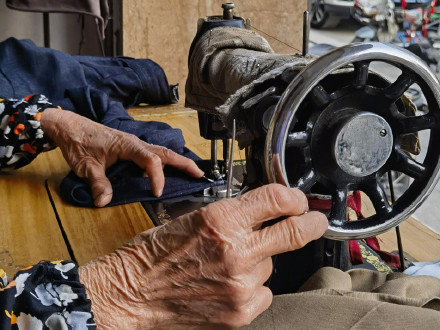 广州七旬老阿姨坚守缝纫行当：打心底喜欢这一行