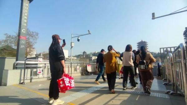 为在“封神打卡机位”拍黄鹤楼,这也太危险了! 为在“封神打卡机位”拍黄鹤楼,这也太危险了!