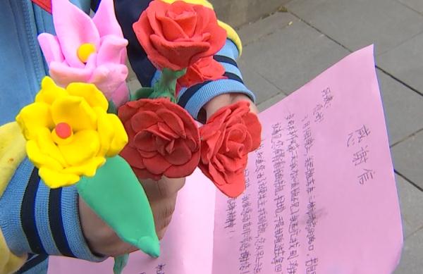 杭州一保洁大姐正在路上扫地，突然被送了一束花……一天前，她做的一件事，感人！