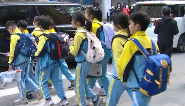 杭州一保洁大姐正在路上扫地，突然被送了一束花……一天前，她做的一件事，感人！