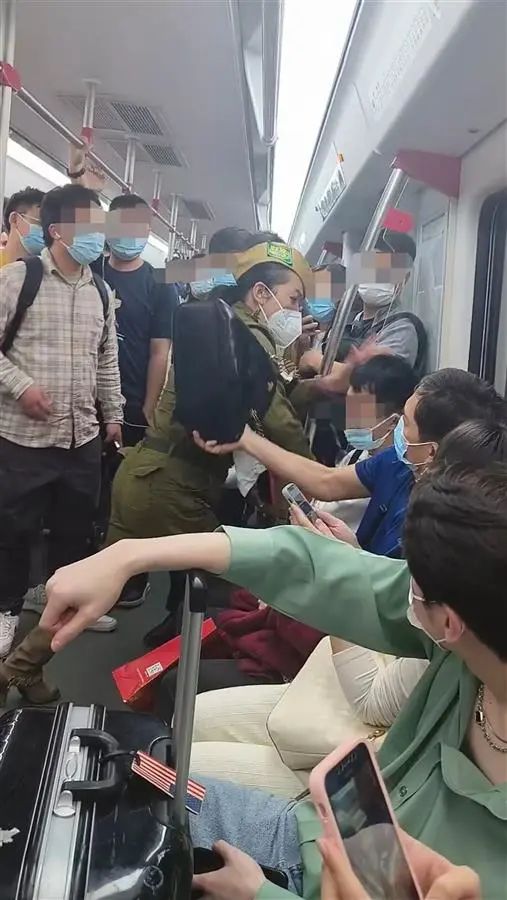 “男人必须站着”！女子地铁暴打小伙