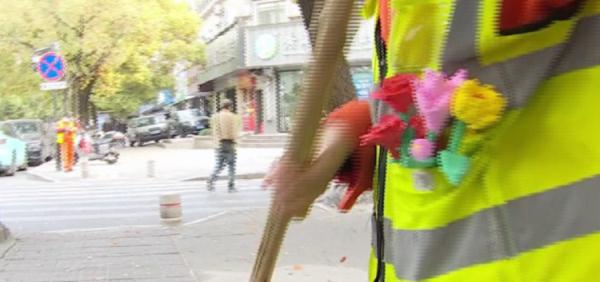 杭州一保洁大姐正在路上扫地，突然被送了一束花……一天前，她做的一件事，感人！
