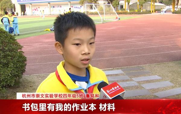 杭州一保洁大姐正在路上扫地，突然被送了一束花……一天前，她做的一件事，感人！