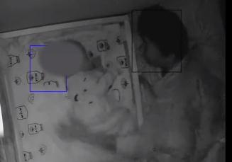 气愤！三个月婴儿半夜竟遭带睡保姆暴力推搡！父母报警→