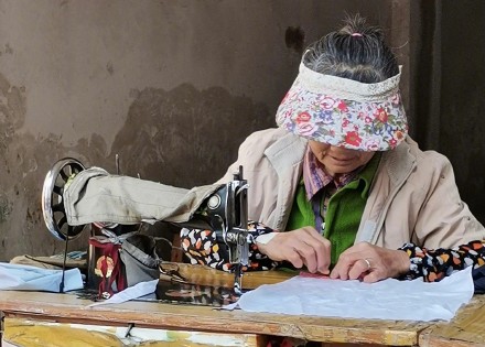 广州七旬老阿姨坚守缝纫行当：打心底喜欢这一行