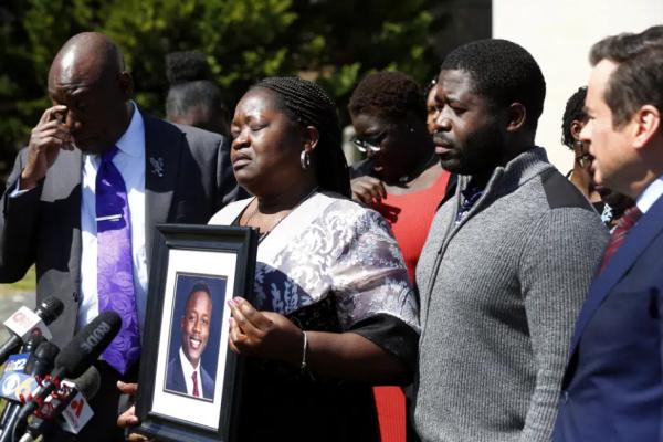 美国又现“弗洛伊德之死” 一在押黑人男子遭警察跪压后身亡