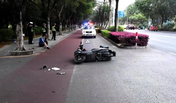 右转遇上直行，撞了！司机下车查看时，车辆“偷跑”了两次