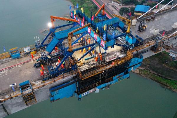 渝昆高铁泸州沱江特大桥主跨顺利合龙