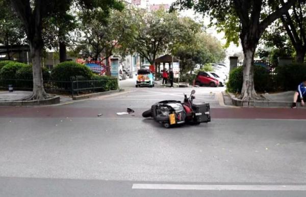 右转遇上直行，撞了！司机下车查看时，车辆“偷跑”了两次