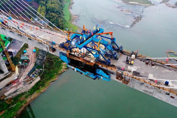 渝昆高铁泸州沱江特大桥主跨顺利合龙