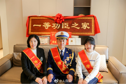 恭喜!以火攻火的他荣立一等功 恭喜!以火攻火的他荣立一等功