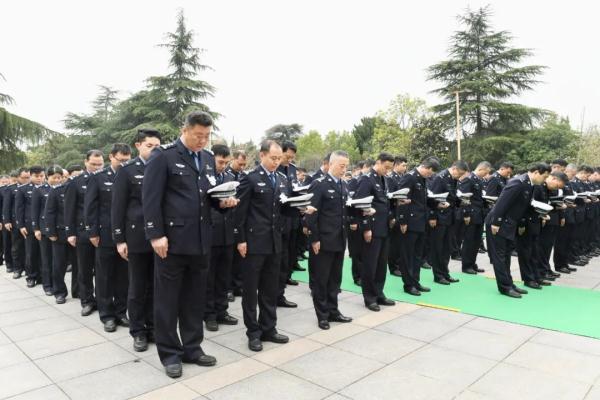 “华队，走好！”