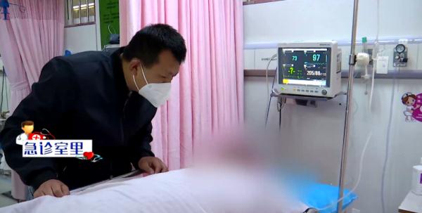 无法动弹！86岁老人不慎摔倒在公厕！一位热心人不仅把她送进医院，还......