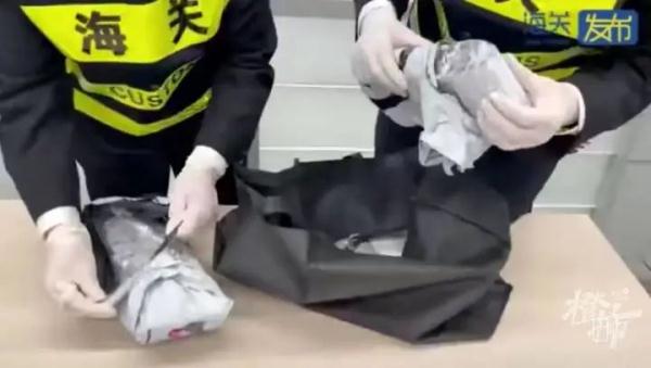 男子携带101管孕妇血液样本出境！冒险违法要干嘛？目的可能很可怕...