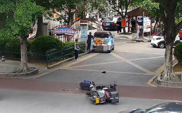 右转遇上直行，撞了！司机下车查看时，车辆“偷跑”了两次