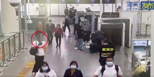 男子携带101管孕妇血液样本出境！冒险违法要干嘛？目的可能很可怕...