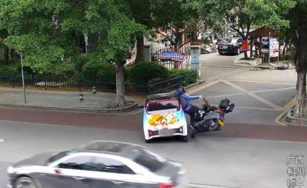 右转遇上直行，撞了！司机下车查看时，车辆“偷跑”了两次