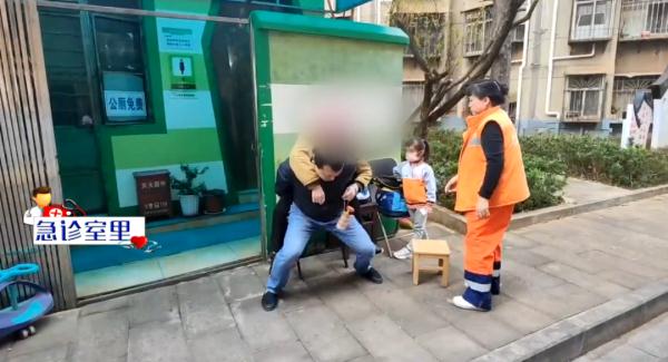 无法动弹！86岁老人不慎摔倒在公厕！一位热心人不仅把她送进医院，还......