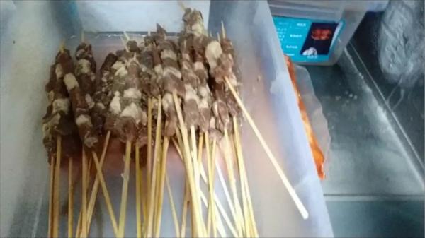 垃圾桶里捞回餐食又端上桌 评：半天妖你别“作妖”！