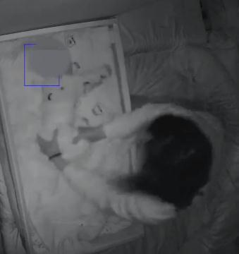 上海父母报警！3个月大婴儿遭保姆暴力推搡，已不是第一次了，监控令人愤怒→