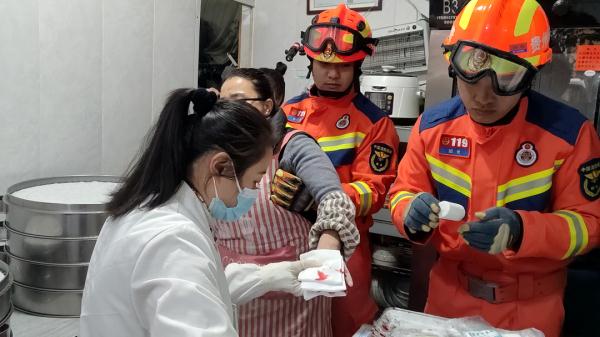 疼！手臂被切割机卡住，消防紧急救援