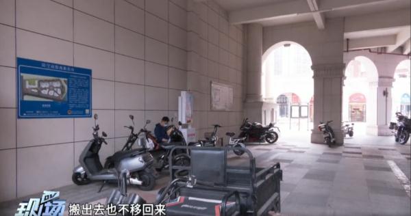 大妈们占用架空层跳广场舞,小伙阻拦被“哭丧” 大妈们占用架空层跳广场舞,小伙阻拦被“哭丧”