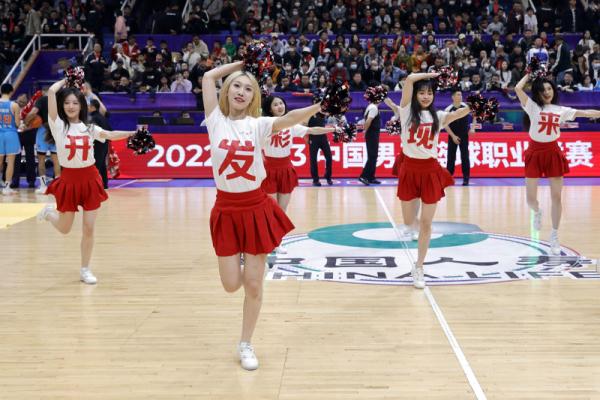 CBA成都赛场广发喊话:当“燃”由我 陪你到“老” CBA成都赛场广发喊话:当“燃”由我 陪你到“老”