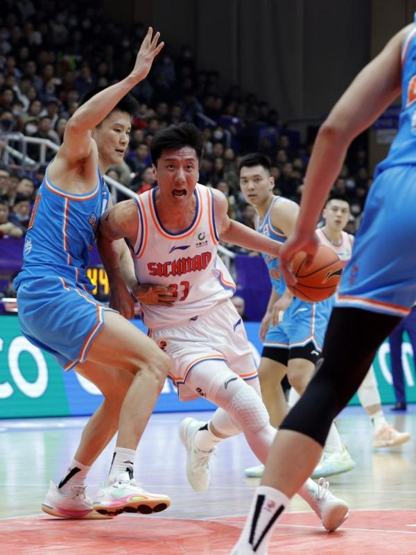 CBA成都赛场广发喊话:当“燃”由我 陪你到“老” CBA成都赛场广发喊话:当“燃”由我 陪你到“老”