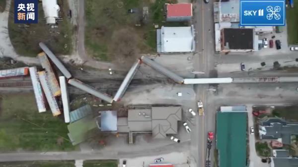 美国突发！又有四列火车脱轨了！造成柴油泄漏